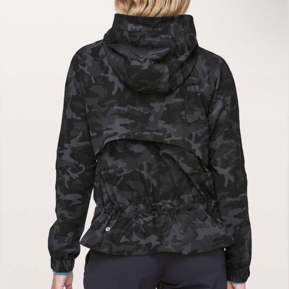 Lululemon Athletica Pack it Up Jacket in Black Camo. 10 - Picture 2 of 8